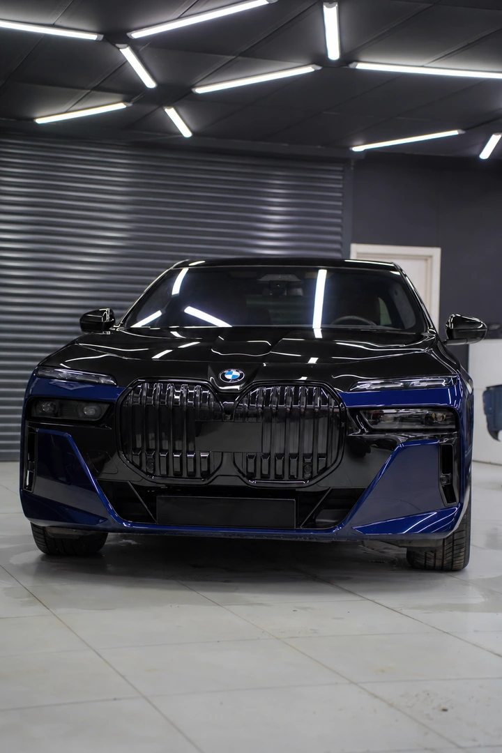 Визуализация BMW 7 до оклейки: чёрный верх и синий низ