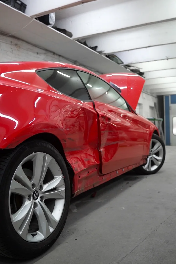Hyundai Genesis Coupe: повреждённое правое заднее крыло до ремонта